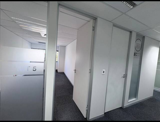 22M² SERVICED OFFICE TO LET IN VORNA VALLEY
